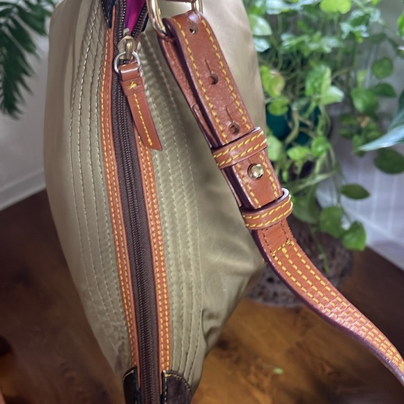 Dooney and Bourke nylon hand bag. - Picture 7 of 10
